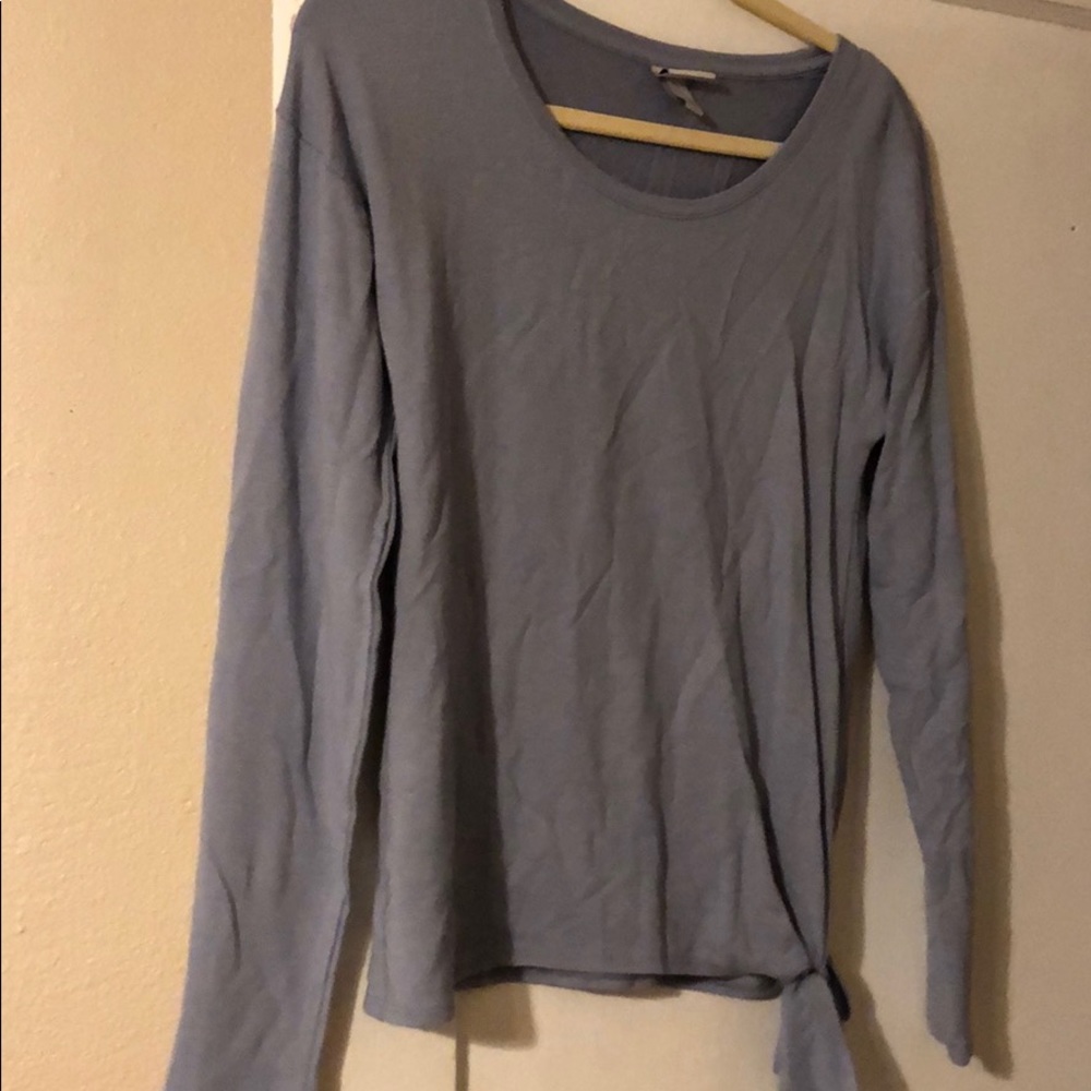 Sleeve shirt ties on the side